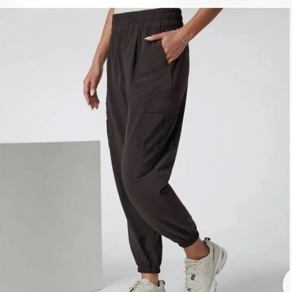 Vuori Villa Cargo Black Cargo Jogger Pants Women Drawstring Athletic